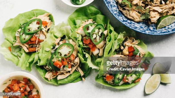 cilantro lime shredded chicken lettuce wrapped tacos dinner - bindsla stockfoto's en -beelden