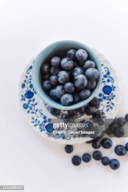 classic blue berry fruit bowl - wacholderbeeren stock-fotos und bilder