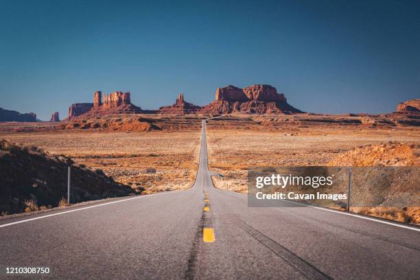 road near forrest gump point, monument valley - mexican hat fotografías e imágenes de stock