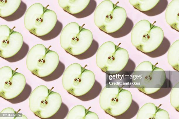 green apple pattern on pink background - apple slice stock pictures, royalty-free photos & images