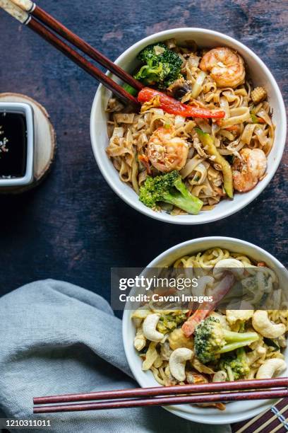 two bowls with pad thai noodles - カレーうどん ストックフォトと画像