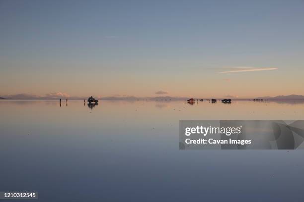 cars over water in uyuni salar - uyuni stock-fotos und bilder