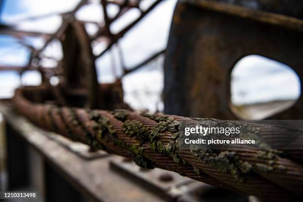 April 2020, Brandenburg, Rüdersdorf: Rusty wheels and steel cables can be seen in the former cable car diversion station in the Rüdersdorf Museum...