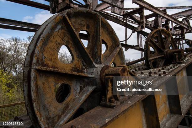 April 2020, Brandenburg, Rüdersdorf: Rusty wheels can be seen in the former cable car diversion station in the Rüdersdorf Museum Park. The 17ha large...