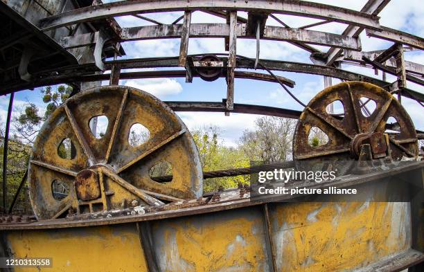 April 2020, Brandenburg, Rüdersdorf: Rusty wheels can be seen in the former cable car diversion station in the Rüdersdorf Museum Park. The 17ha large...