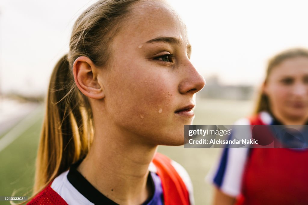 Teenager-Mädchen, Fußballer, auf einem Platz