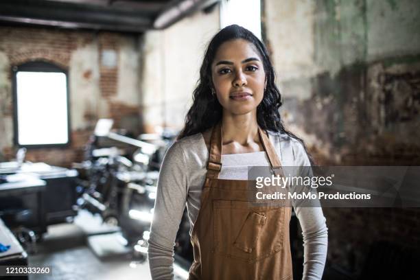 portrait of female business owner in printing shop - indian lifestyle stock-fotos und bilder