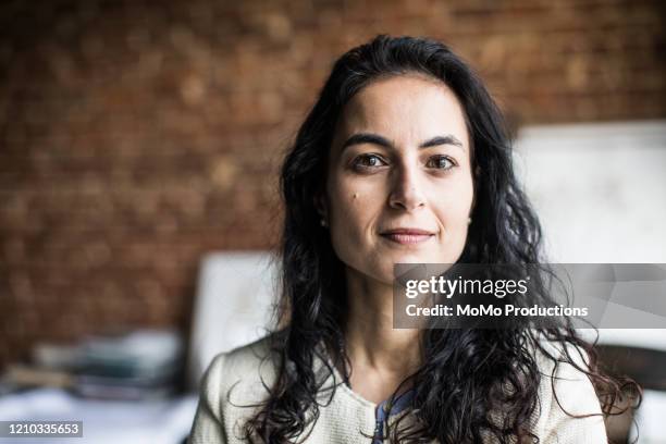 portrait of businesswoman in creative office - parte de una serie fotografías e imágenes de stock