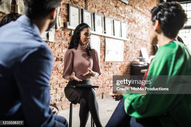 businesswoman leading group discussion in creative office - asian architect 40 imagens e fotografias de stock