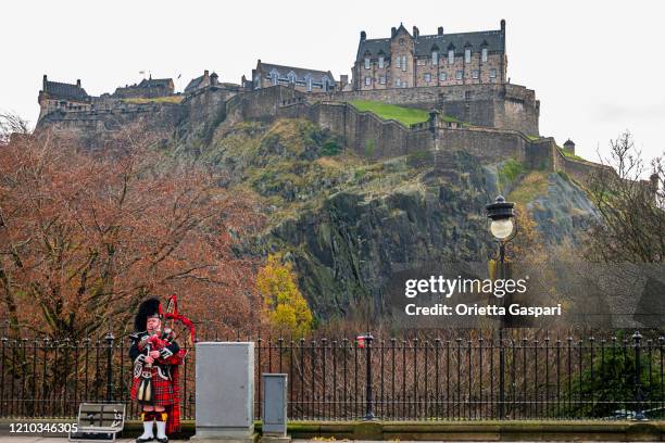 edinburgh, castle rock (scotland - uk) - bagpipes stock pictures, royalty-free photos & images