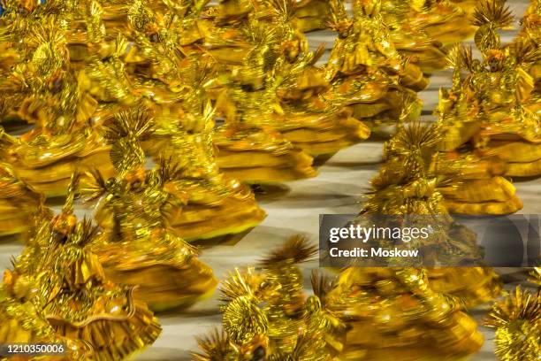 desfile de escolas de samba - carnaval de rio stock pictures, royalty-free photos & images