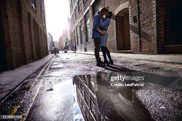 jong en mooi paar in de stadsstraten - couples kissing shower stockfoto's en -beelden