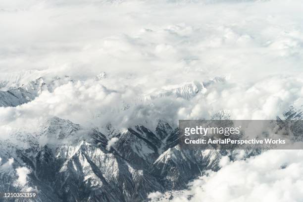 luftaufnahme der schneebedeckten berge gegen den himmel - k2 mountain stock-fotos und bilder