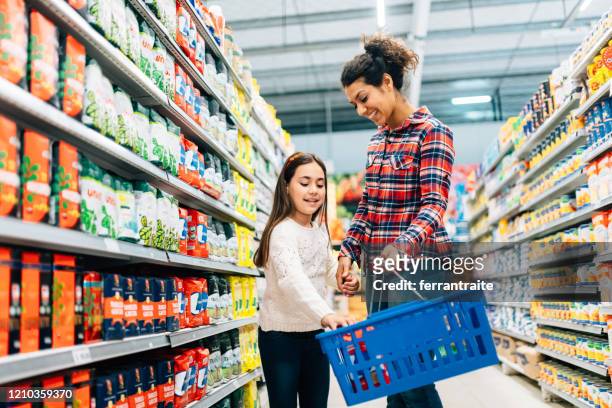 mamma e figlia fanno shopping al supermercato - fare spese foto e immagini stock