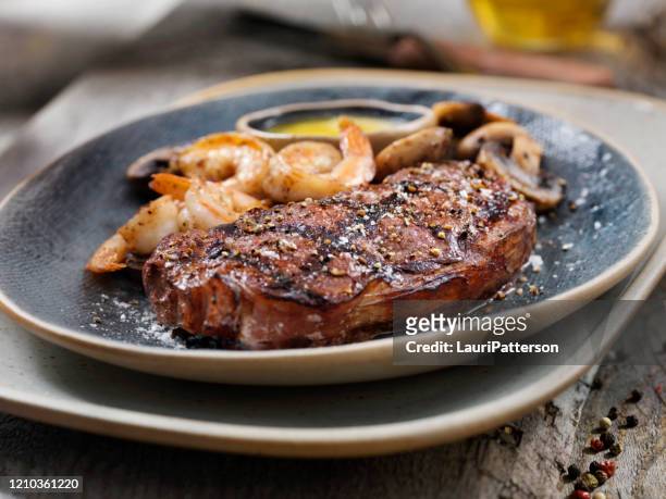 medium rare top sirloin steak with grilled shrimp, mushrooms and herb garlic butter - lombo de vaca imagens e fotografias de stock