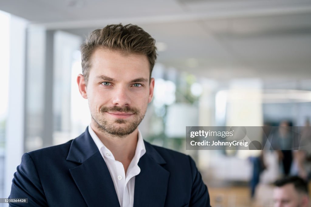 Arbetar porträtt av självsäker mid adult affärsman
