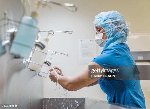 enfermera lavándose las manos para evitar el virus covid 19. - infectious disease fotografías e imágenes de stock