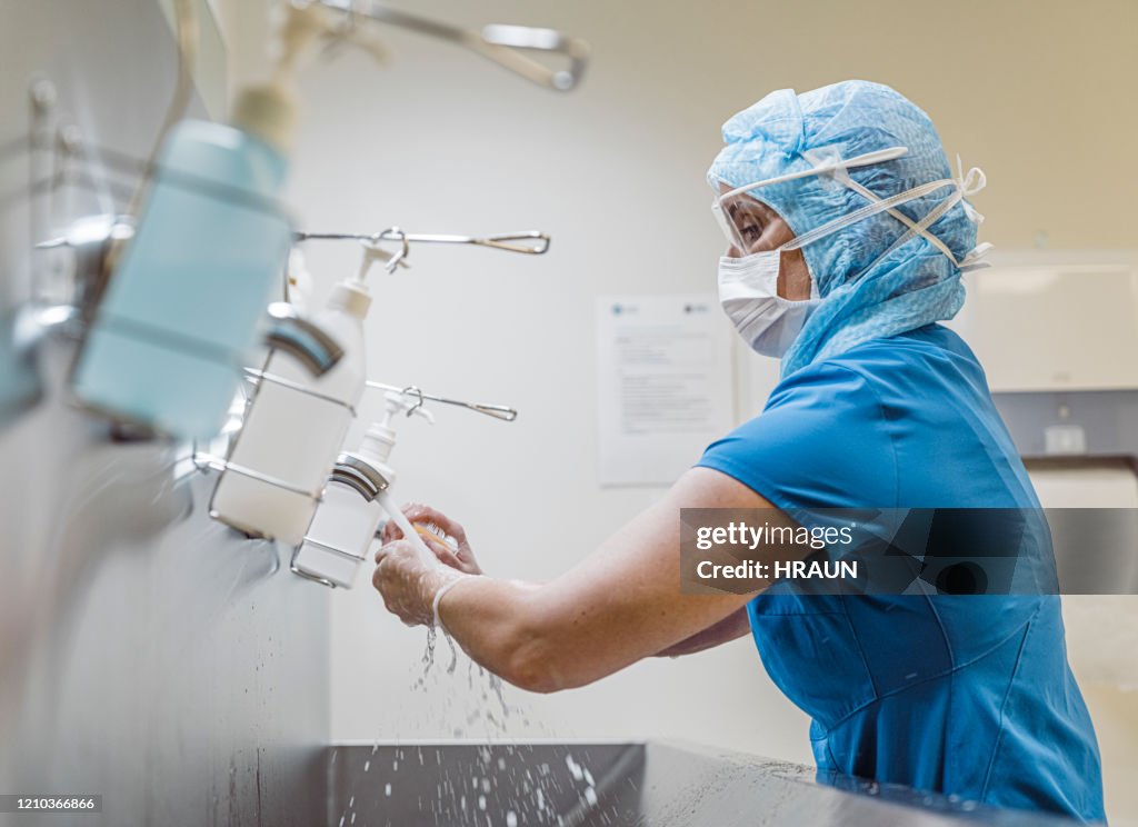 Verpleegster die handen wast om het Virus van Covid 19 te vermijden.