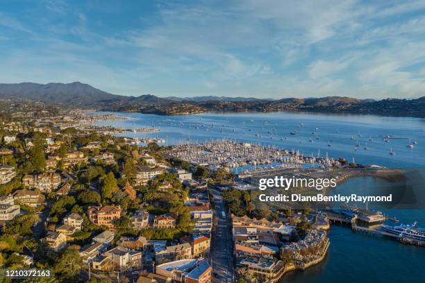 luchtmening van sausalito en marina op een gouden ochtend - sausalito stockfoto's en -beelden