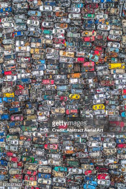 aerial shot above a large pile of wrecked vehicles, texas, united states of america - autoschrottplatz stock-fotos und bilder