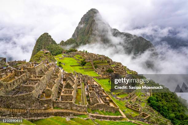 machu picchu and huayna picchu in the fog, peru - inca stockfoto's en -beelden