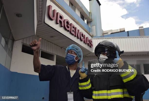 Henry Garcia, miembro del cuerpo de bomberos de Quito posa a la camara junto a personal medico luego de una serenata en el Hospital Carlos Andrade...