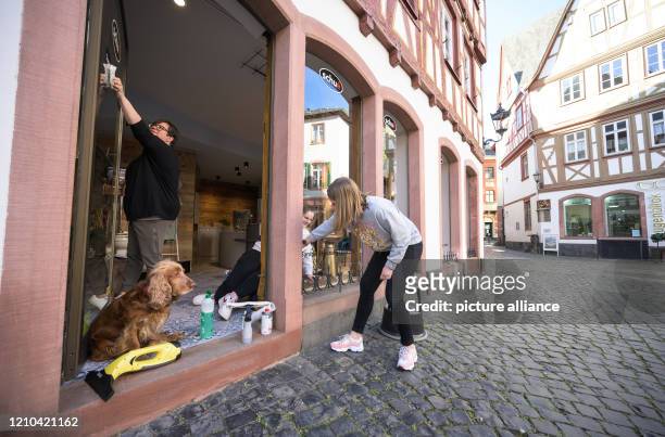 April 2020, Rhineland-Palatinate, Mainz: The whole family cleans the shop of "SCHUÉ - Sanitär - Heizung - Elektrik Theodor Schué" in the old town...