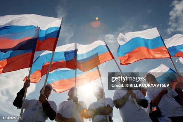 Russian people take part in a rally to mark the day of the Russian flag in St. Petersburg on August 22, 2010. AFP PHOTO / KIRILL KUDRYAVTSEV