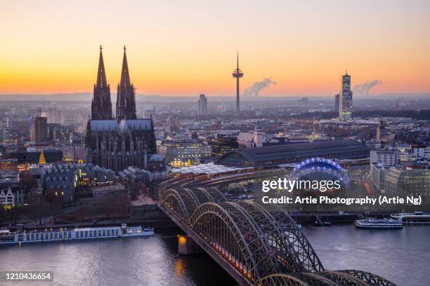 sunset with cologne cathedral and hohenzollern bridge, cologne, north rhine-westphalia, germany - colonia fotografías e imágenes de stock