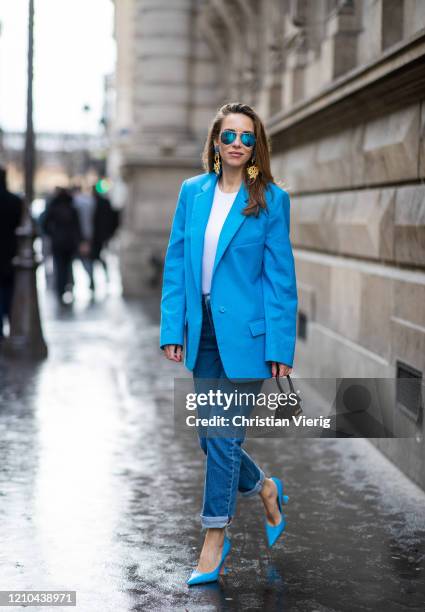 Alexandra Lapp is seen wearing a turquoise oversized jacket from The Attico, turquoise pumps from Amina Muaddi, white muscle-Shirt from The Frankie...