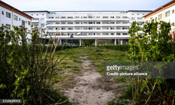 April 2020, Berlin: Houses of the large housing estate Weiße Stadt in the Berlin district of Reinickendorf. The residential area is a settlement of...