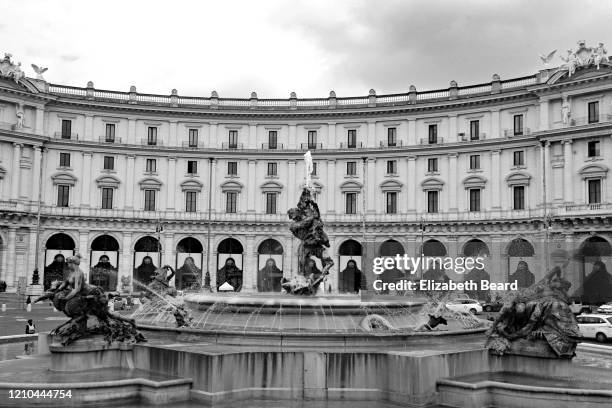 fontana delle naiadi, piazza della repubblica, rome - fontana delle naiadi fotografías e imágenes de stock