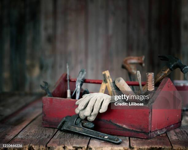 strumenti di lavoro antichi in una cassetta degli attrezzi - red glove foto e immagini stock