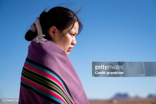 mooie jonge tiener navajo inheems amerikaans meisje op haar paard in het noordelijke gebied van de vallei van de monument van arizona - american indian girls stockfoto's en -beelden