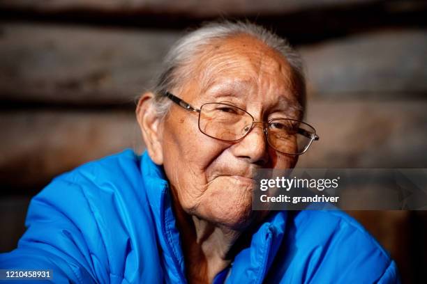 traditionelle authentische navajo ältere frau posiert in traditioneller kleidung in einem hogan in monument valley arizona stock foto... - indian old man stock-fotos und bilder