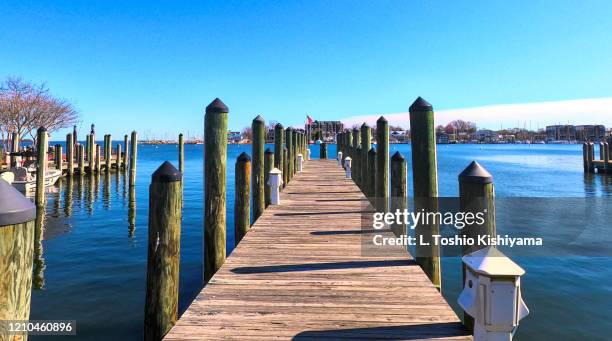 pier in historic annapolis, maryland - annapolis harbor stock pictures, royalty-free photos & images