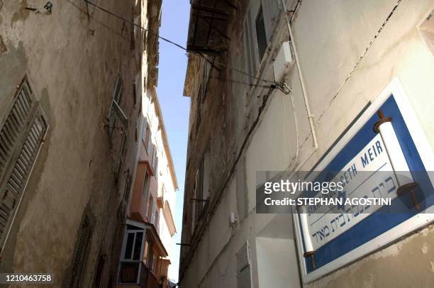 Vue prise le 01 septembre 2006 de l'entrée de la synagogue de Bastia devant laquelle une bonbonne remplie d'un mélange artisanal et couplée à un...