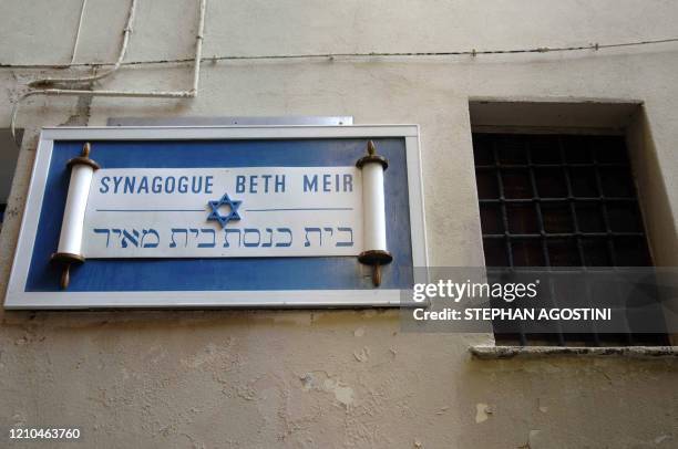 Vue prise le 01 septembre 2006 de l'entrée de la synagogue de Bastia devant laquelle une bonbonne remplie d'un mélange artisanal et couplée à un...