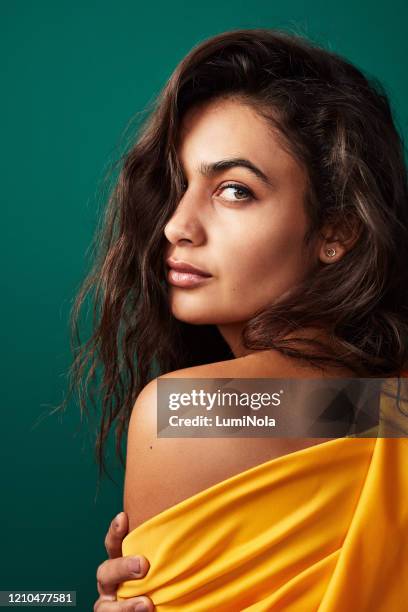 she’s everything that perfect is - woman looking over shoulder serious stock pictures, royalty-free photos & images