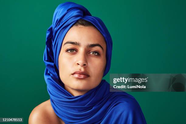 私はカバーし続けたいものを選択します - arab woman fashion ストックフォトと画像