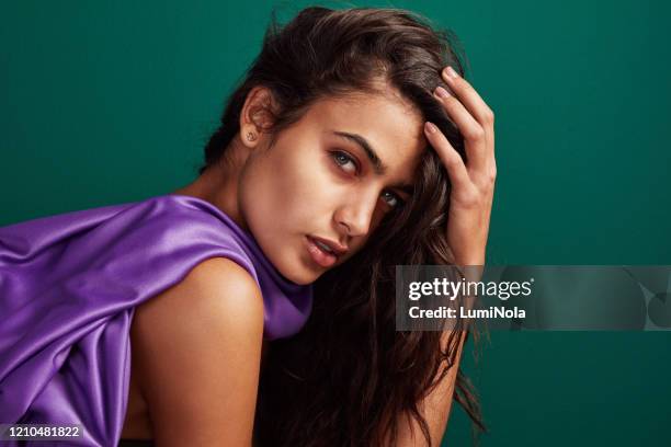 soy yo y eso es lo que es hermoso - traje púrpura fotografías e imágenes de stock