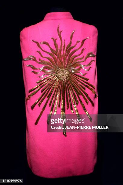 Photo prise le 17 mars 2004 à Paris d'une cape courte "Phoebus" en lainage rose italien, dos orné d'un soleil de la créatrice italienne Elsa...