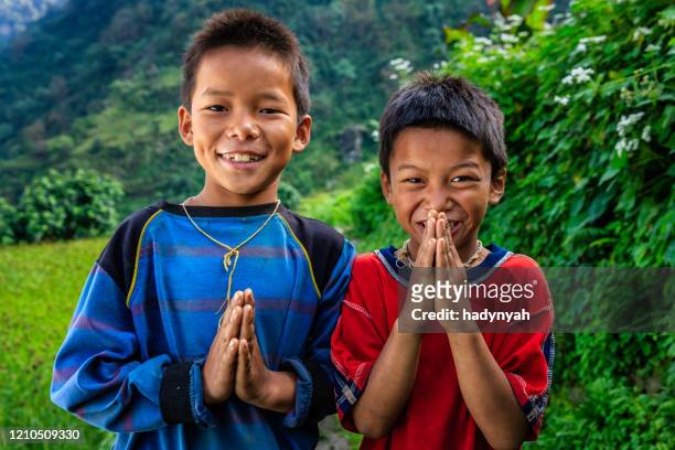 glada nepalesiska pojkar säger namaste nära annapurna range - namaste bildbanksfoton och bilder