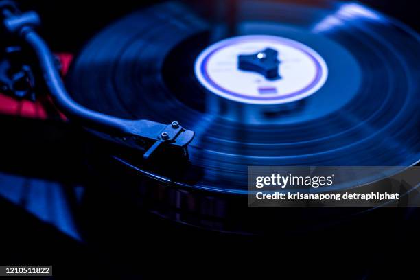 single object, record, sparse, turntable, extreme close-up - vintage record player no people stock-fotos und bilder