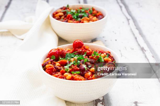 two bowls of vegan baked beans - eintopf stock-fotos und bilder