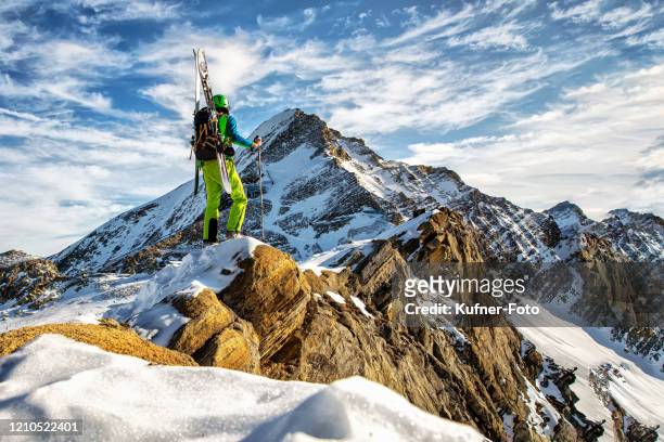 scialpinista con vista sulla vetta - sci alpinismo foto e immagini stock