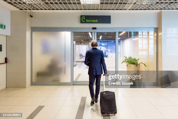 businessman going to vip lounge at the airport - star style lounge imagens e fotografias de stock