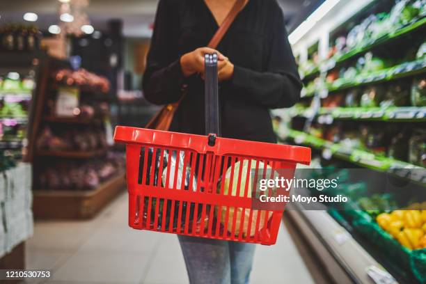 a loja que mantém meus armários abastecidos - cesta de compras - fotografias e filmes do acervo