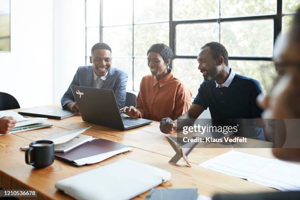 entrepreneurs in board room during meeting - multi ethnic business people having discussion at table in board room stockfoto's en -beelden