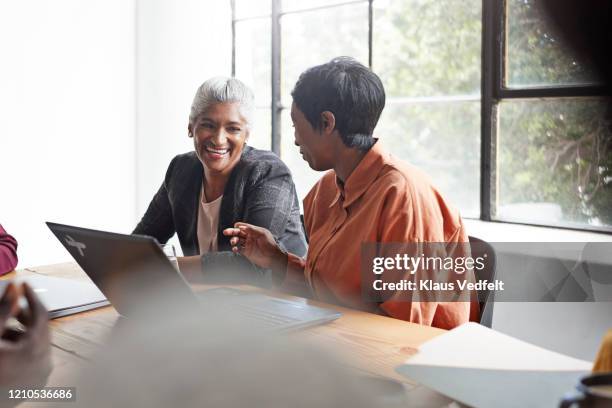 businesswomen planning in board room at workplace - flouté photos et images de collection